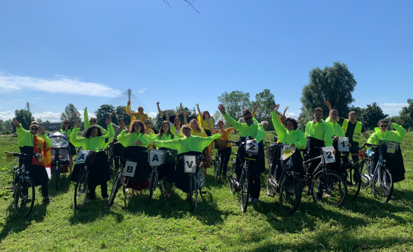 Groupe de personnes à vélo
